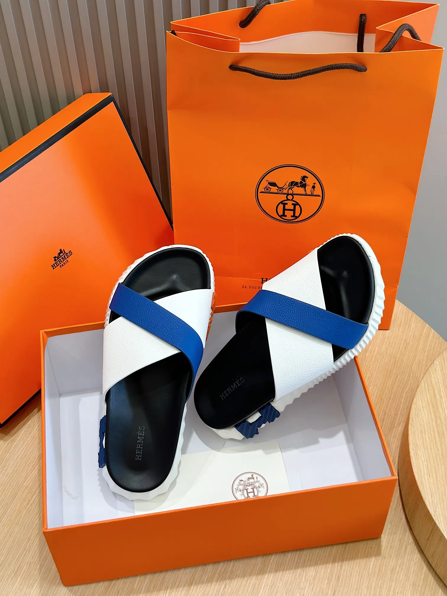[HERMÈS] Top men's shoes 💰: 340💰 Size: 39-44 (38.45 46 custom-made) Herme*H Home Hermès Men's Sandals and Slippers - Original Replica Purchase the original version and make it one to one, the outsole is privately modeled, and the outsole color corresponding to each color is the same as the original version. Come to those who know the stuff 💪 The ultra-light soles are designed in contrasting colors, and they feel so comfortable on your feet! Calfskin, cowhide feet, private mold outsole.